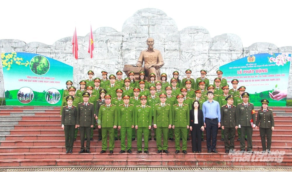 Thiếu tướng Thân Văn Hải chụp ảnh lưu niệm với các đại biểu tham dự Lễ phát động 'Tết trồng cây đời đời nhớ ơn Bác Hồ', tại khu tưởng niệm sáu điều Bác Hồ dạy CAND, thôn Chùa Nguội, xã Nhã Nam, tỉnh Bắc Ninh. Ảnh: Nguyễn Trường.