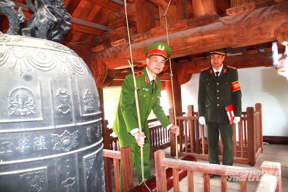 Thiếu tướng Thân Văn Hải, thỉnh chuông dâng hương, tưởng niệm nữ Anh hùng Liệt sĩ Cao Kỳ Vân tại Khu tưởng niệm nữ Liệt sĩ, Anh hùng lực lượng vũ trang, phường Việt Yên, tỉnh Bắc Ninh. Ảnh: Nguyễn Trường.