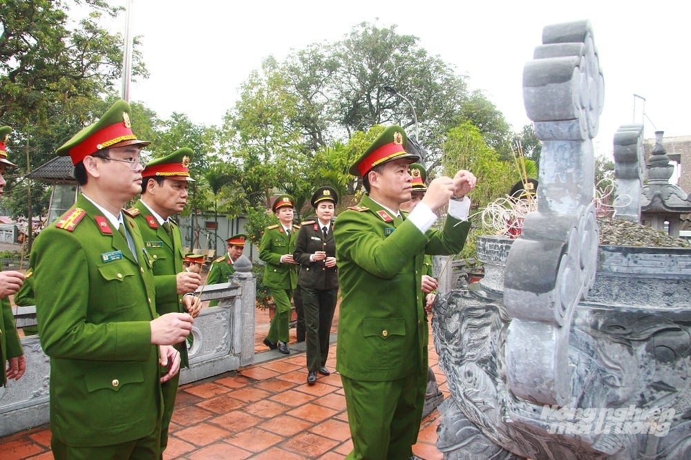 Thiếu tướng Thân Văn Hải cùng lãnh đạo, cán bộ chiến sĩ của Cục và Đại tá Mai Thị Kim Thanh, Phó Cục Trưởng Cục Y tế đã báo cáo với Bác những kết quả công tác đã đạt được trong thời gian qua. Ảnh: Nguyễn Trường.