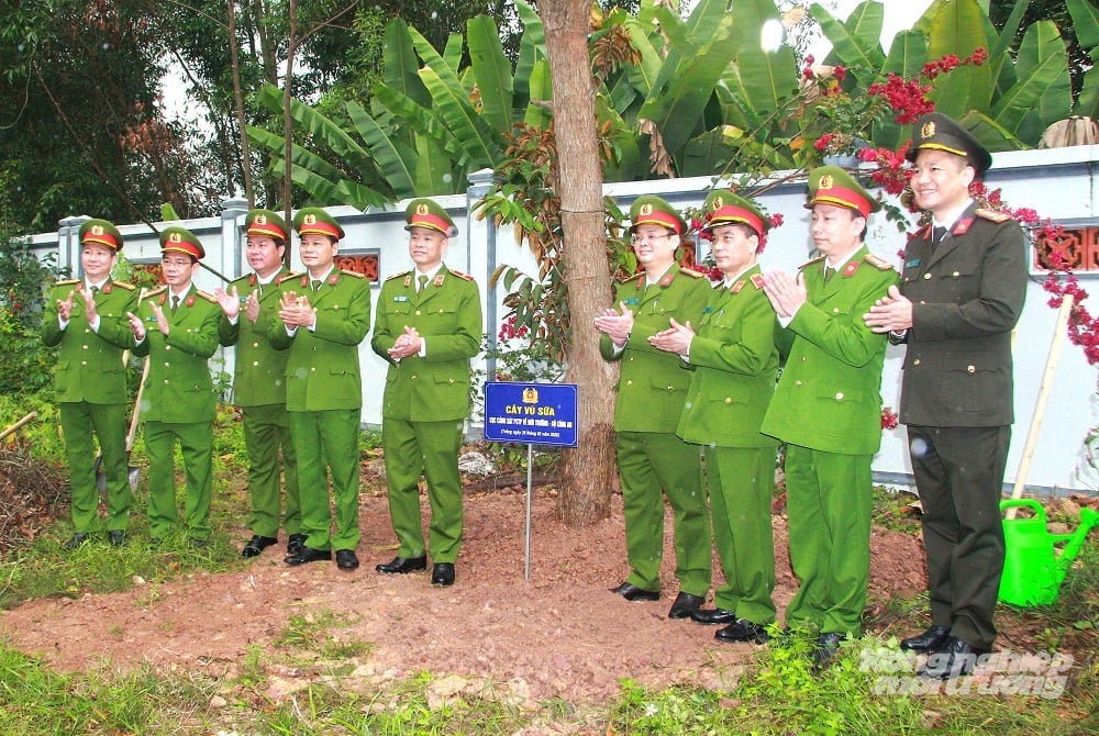 Đại tá Nguyễn Quốc Vương, Phó Giám đốc Công an Bắc Ninh chụp ảnh lưu niệm cùng lãnh đạo Cục C05. Ảnh: Nguyễn Trường.