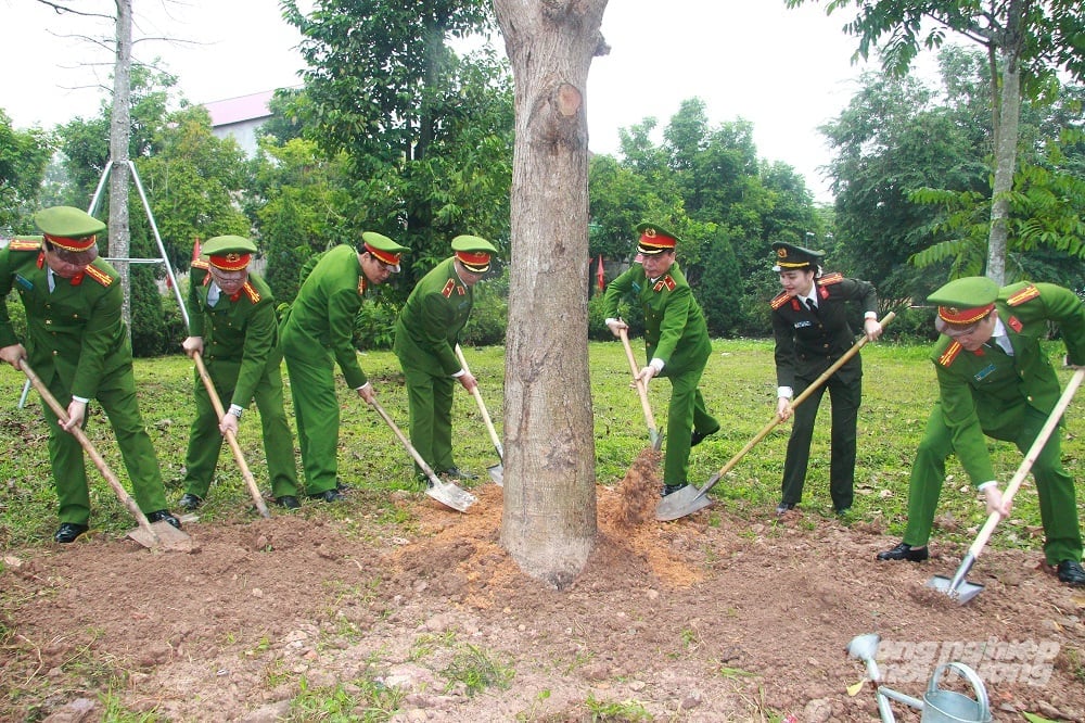 Thiếu tướng Thân Văn Hải cùng các Phó Cục trưởng C05 và Đại tá Mai Thị Kim Thanh, Phó Cục Trưởng Cục Y tế, đã trồng cây lưu niệm tại khu tưởng niệm sáu điều Bác Hồ dạy CAND, thôn Chùa Nguội, xã Nhã Nam, tỉnh Bắc Ninh. Ảnh: Nguyễn Trường.