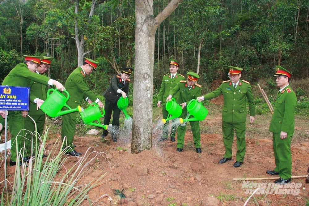 Đại tá Mai Thị Kim Thanh, Phó Cục Trưởng Cục Y tế; các lãnh đạo Cục C05 đã trồng cây lưu niệm tại tưởng niệm nữ Anh hùng Liệt sĩ Cao Kỳ Vân, phường Việt Yên, tỉnh Bắc Ninh. Ảnh: Nguyễn Trường.