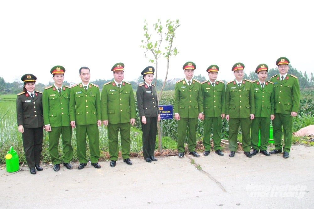Lãnh đạo Cục C05; lãnh đạo Cục Y Tế chụp trồng cây và chụp ảnh lưu niệm đường vào tưởng niệm nữ Anh hùng Liệt sĩ Cao Kỳ Vân, phường Việt Yên, tỉnh Bắc Ninh. Ảnh: Nguyễn Trường.