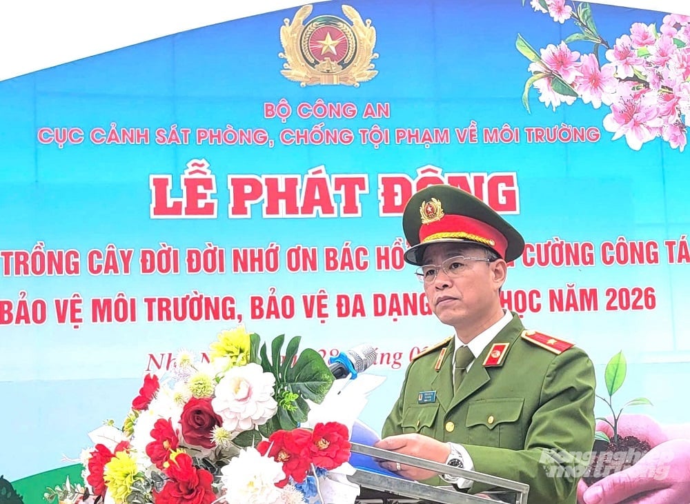 Thiếu tướng Thân Văn Hải, Cục trưởng Cục Cảnh sát phòng chống tội phạm (PCTP) về môi trường, chủ trì Lễ phát động 'Tết trồng cây đời đời nhớ ơn Bác Hồ', tại khu tưởng niệm sáu điều Bác Hồ dạy CAND, thôn Chùa Nguội, xã Nhã Nam, tỉnh Bắc Ninh. Ảnh: Nguyễn Trường.