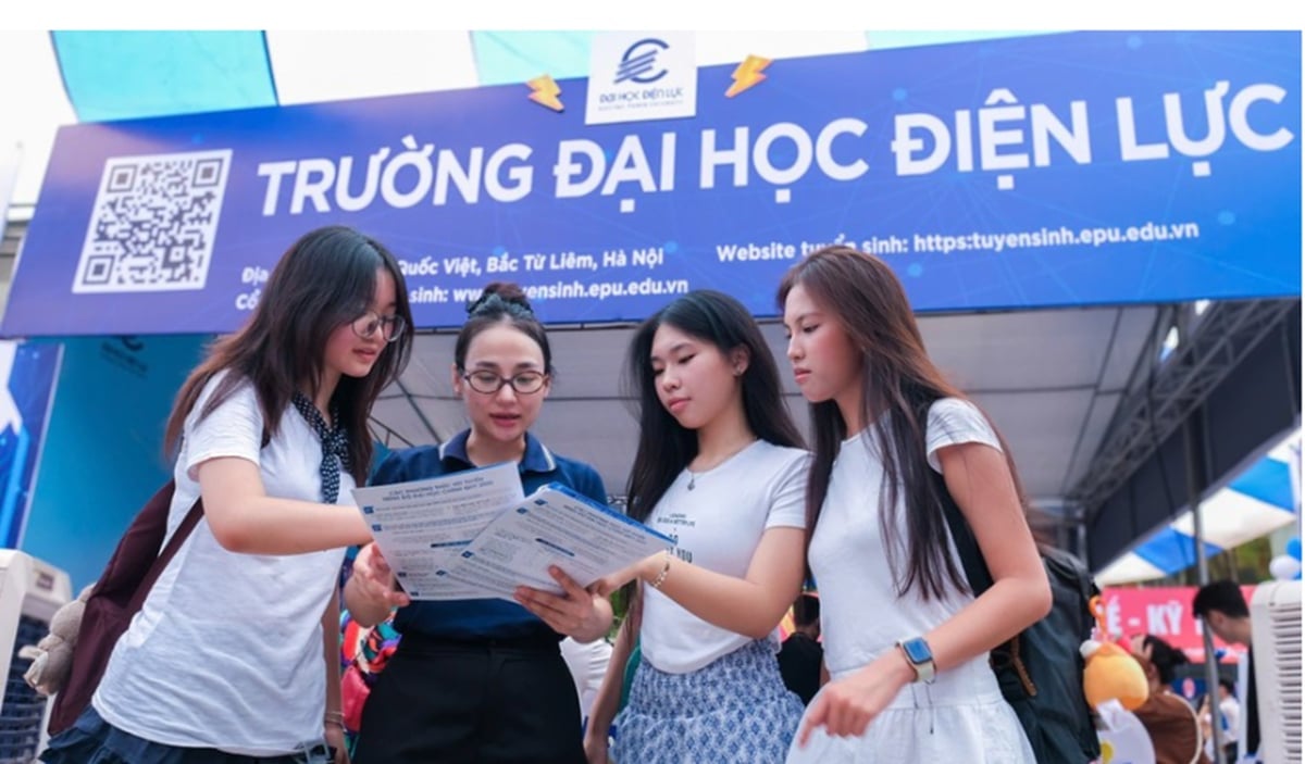 Sinh viên Trường Đại học Điện lực trong ngày hội tư vấn tuyển sinh. Ảnh: EPU.