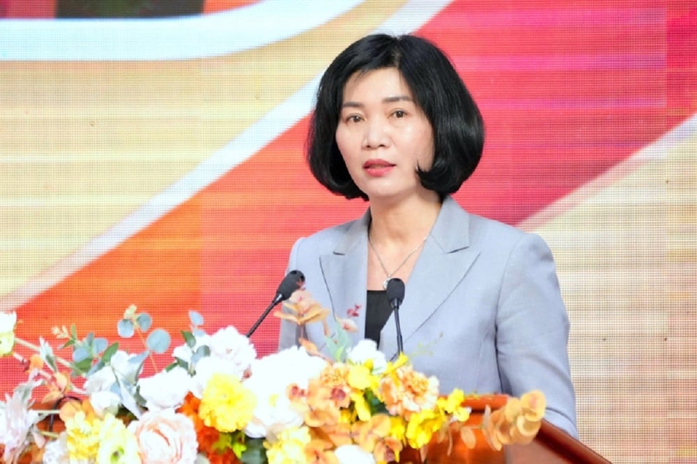 Đồng chí Phùng Thị Hồng Hà trình bày Chương trình hành động trước cử tri. Ảnh: Lê Hải.