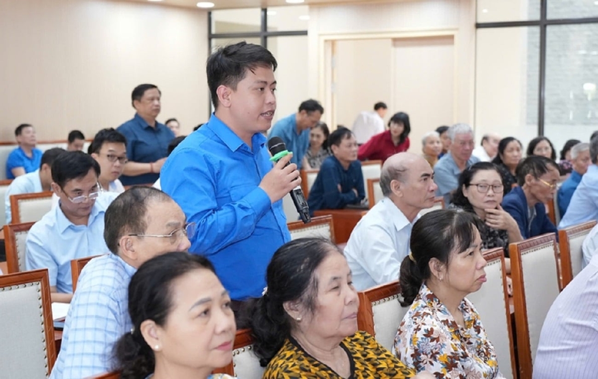 Cử tri phát biểu tại điểm cầu phường Hà Đông. Ảnh: Lê Hải.