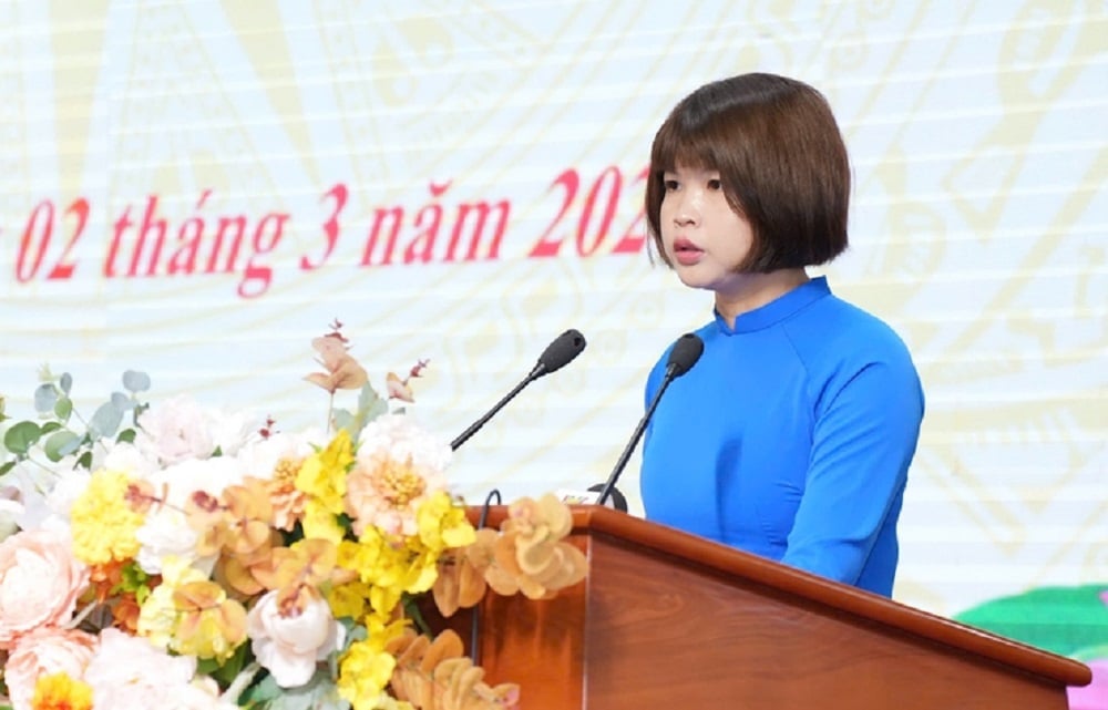 Đồng chí Nguyễn Thị Bích Phượng trình bày Chương trình hành động trước cử tri. Ảnh: Nguyễn Trường.