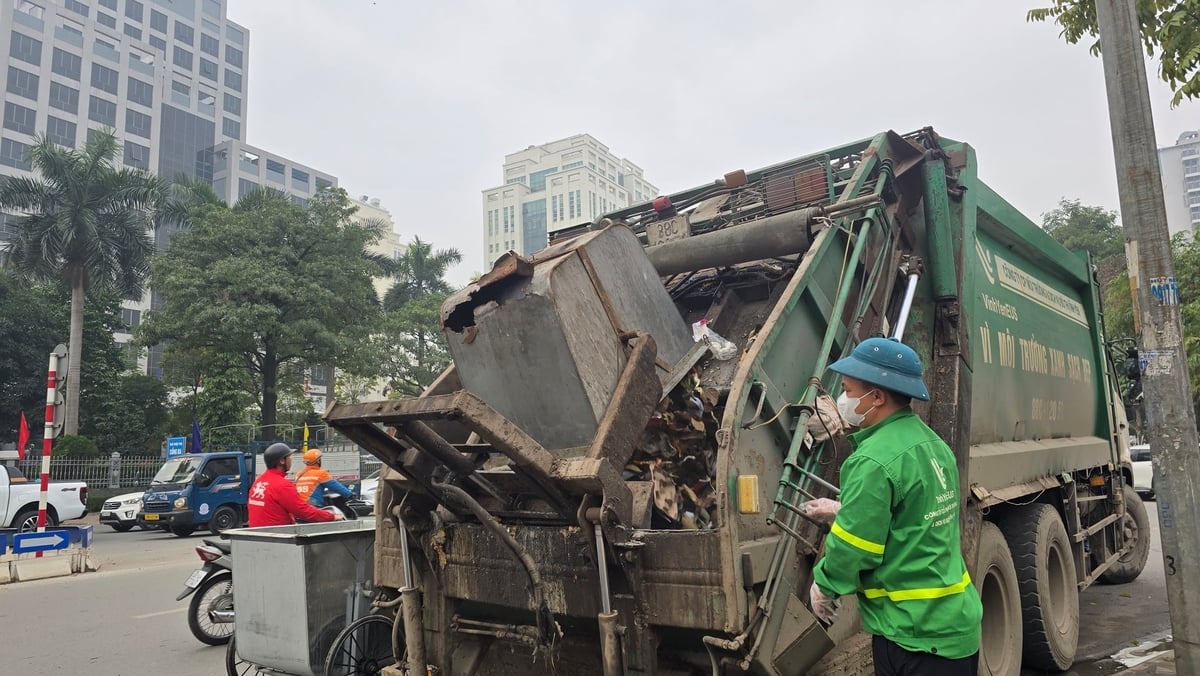 Những yêu cầu về vệ sinh môi trường đối với chính phương tiện thu gom, vận chuyển rác thải sinh hoạt được phường Cầu Giấy quy định gắt gao khi mở các gói thầu duy trì vệ sinh môi trường. Ảnh: Thái Bình. 