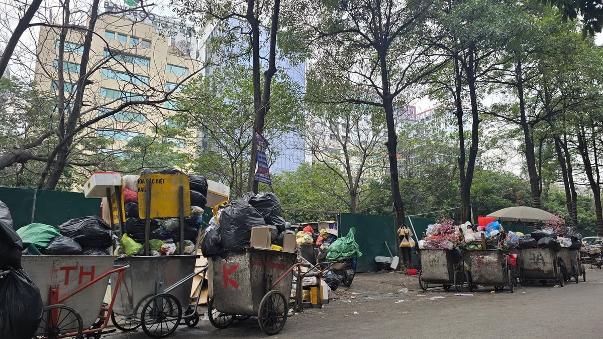 Điểm tập kết rác trên ngõ Duy Tân, phường Cầu Giấy. Ảnh: Thái Bình.