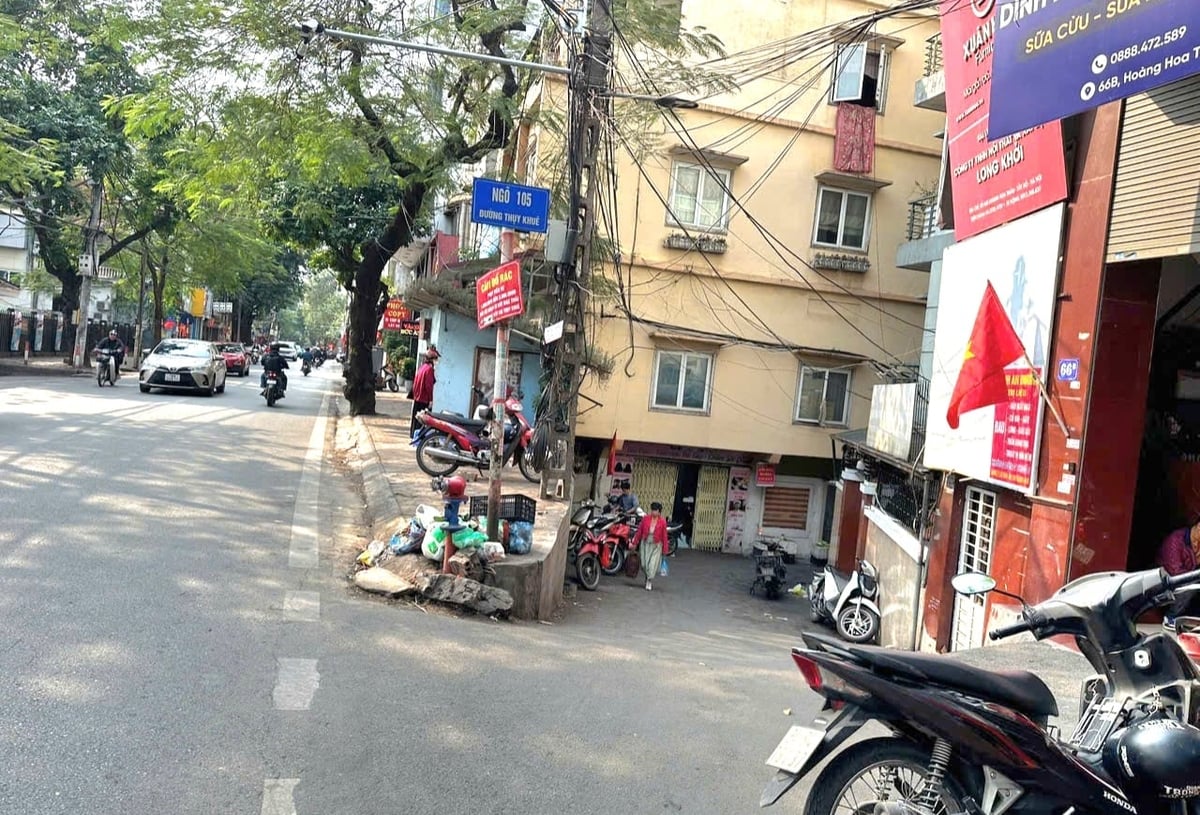 Lắp camera giám sát hoạt động đổ rác thải trái phép tại Ngõ 105 Thụy Khuê - Hoàng Hoa Thám. Ảnh: Thái Bình.