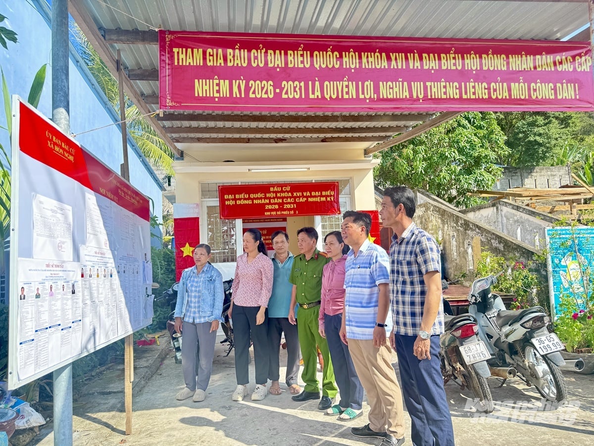 Cử tri xã Hòn Nghệ (tỉnh An Giang) theo dõi danh sách và tiểu sử các ứng cử viên đại biểu HĐND xã nhiệm kỳ 2026–2031 được niêm yết tại khu vực bỏ phiếu, thể hiện sự quan tâm và kỳ vọng vào cuộc bầu cử nhiệm kỳ mới. Ảnh: Lê Hoàng Vũ.