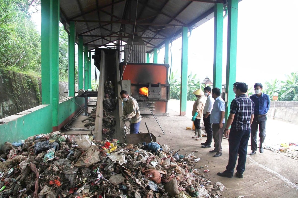 Khu xử lý chất thải rắn sinh hoạt xã Bắc Yên áp dụng công nghệ đốt rác. Ảnh: Nguyễn Nga.
