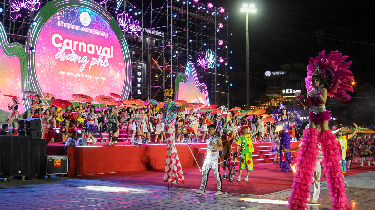 Tiết mục trình diễn vũ điệu Carnival rực rỡ sắc màu chương trình nghệ thuật trong không khí sôi động của lễ hội. Ảnh: Hoàng Châu.