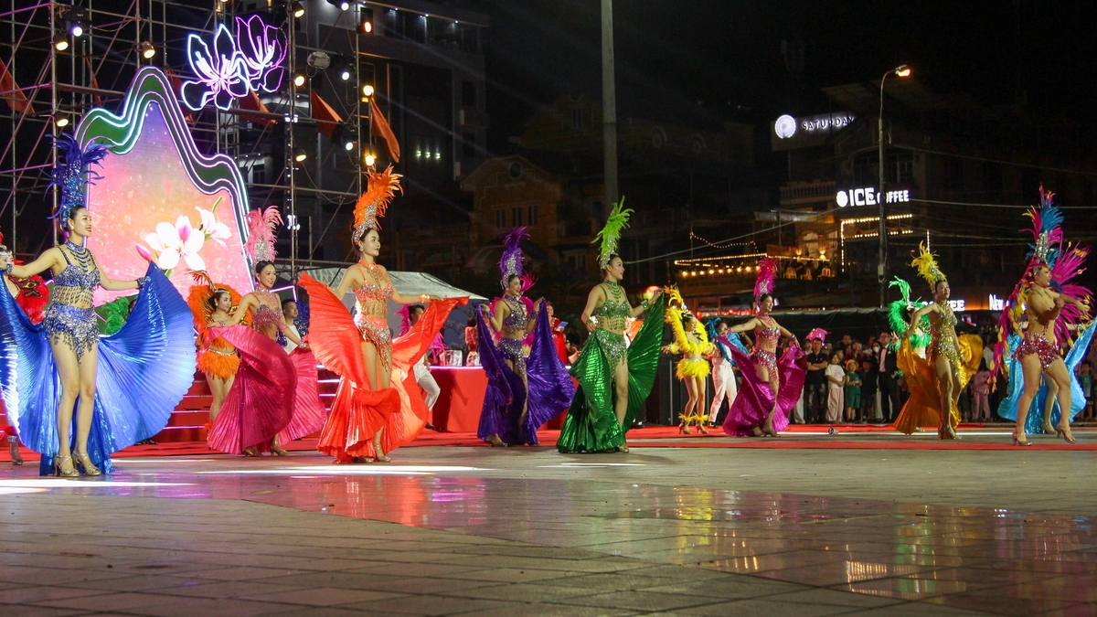Tiết mục trình diễn vũ điệu Carnival rực rỡ sắc màu khép lại chương trình nghệ thuật trong không khí sôi động của lễ hội. Ảnh: Hoàng Châu.