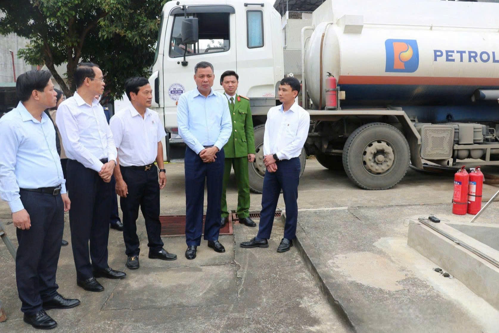 Ông Nguyễn Thành Công, Phó Chủ tịch UBND tỉnh Sơn La và đoàn công tác kiểm tra thực tế tại cửa hàng xăng dầu số 21 của Công ty xăng dầu Sơn La. Ảnh: Diệp Hương.