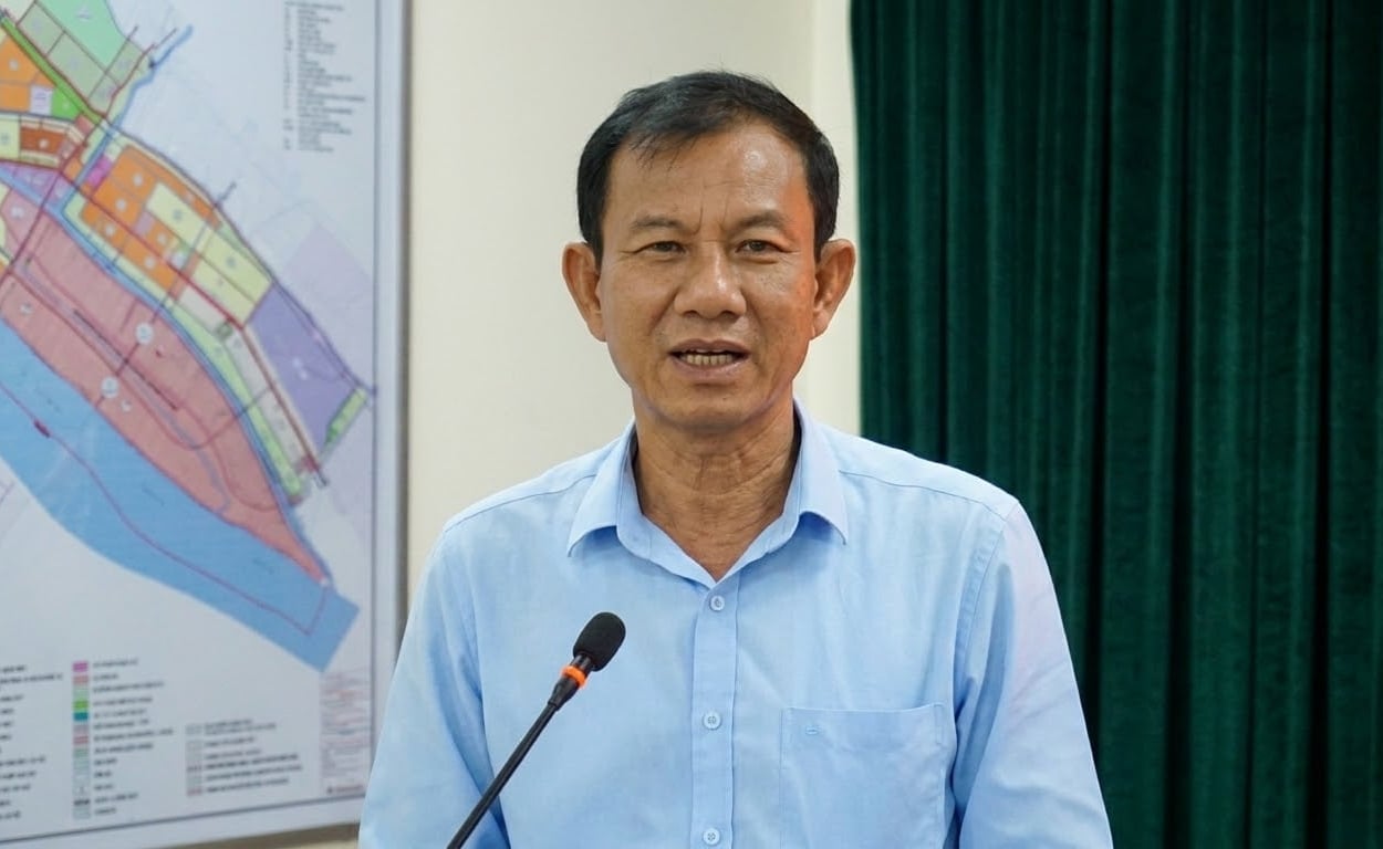 Ông Đặng Văn Chính, Phó Chủ tịch Thường trực UBND tỉnh Vĩnh Long, yêu cầu xã rà soát các dự án chậm tiến độ để xem xét thu hồi. Ảnh: Hồ Thảo.