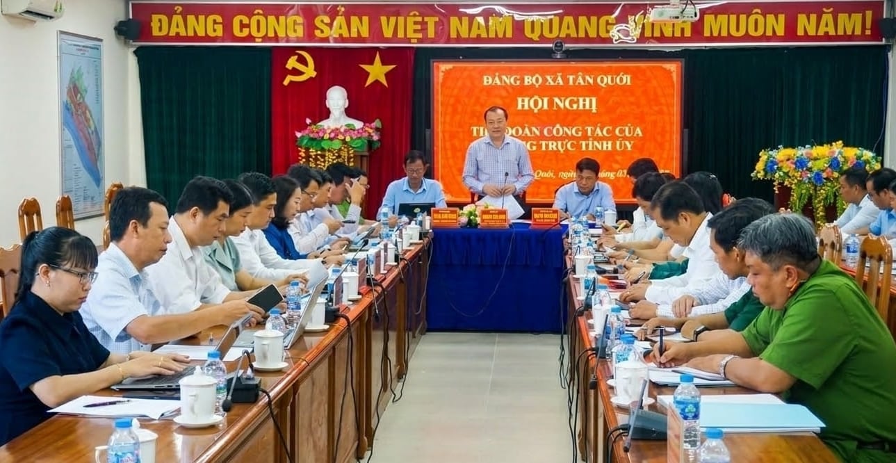 Đoàn công tác của Thường trực Tỉnh ủy Vĩnh Long làm việc với xã Tân Qưới. Ảnh: Hồ Thảo.