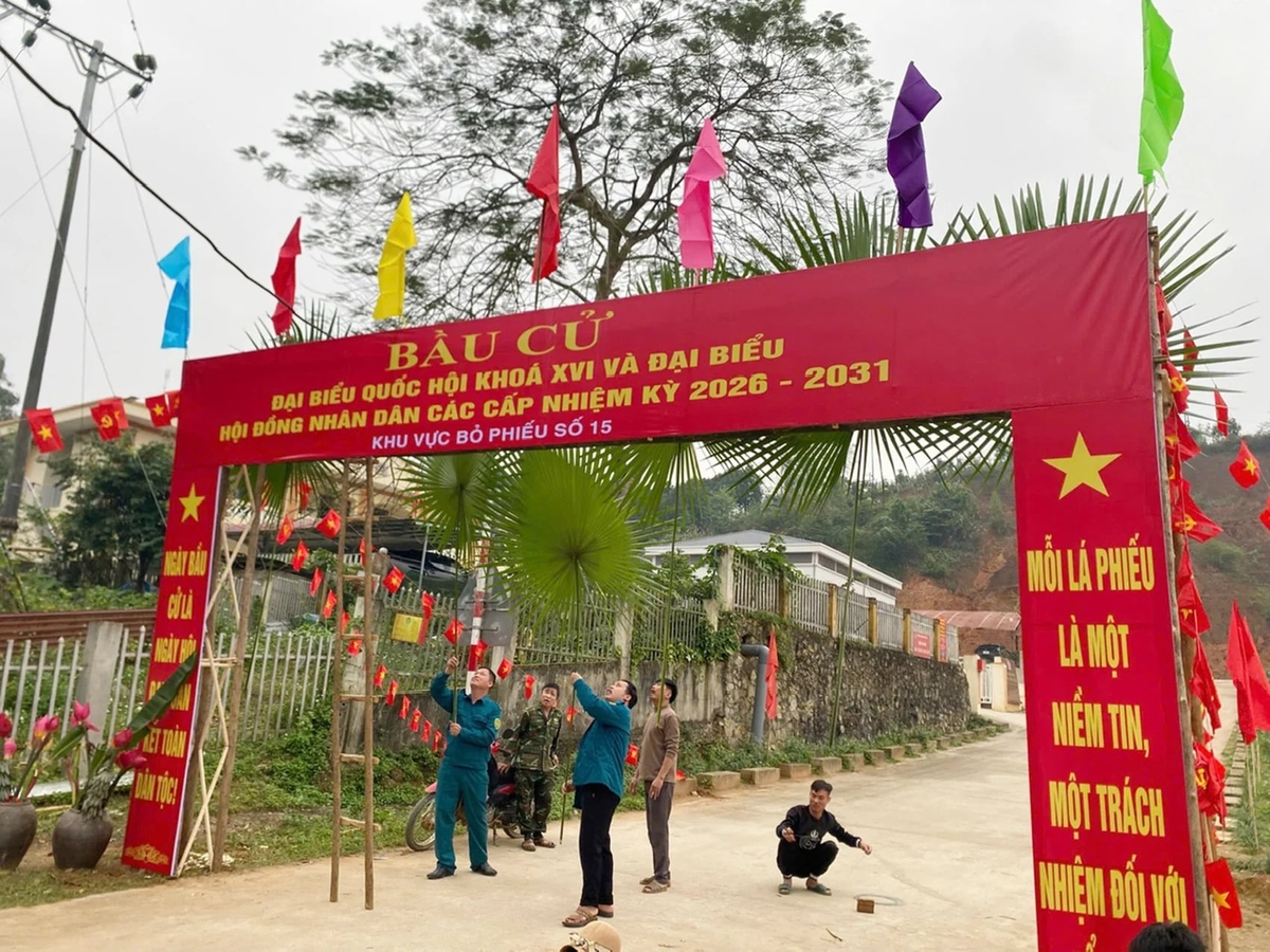 Điểm bầu cử số 15 tại xã Nghĩa Đô, tỉnh Lào Cai đang được trang hoàng cờ hoa rực rỡ cho ngày hội bầu cử của đất nước. Ảnh: Trọng Điểm.