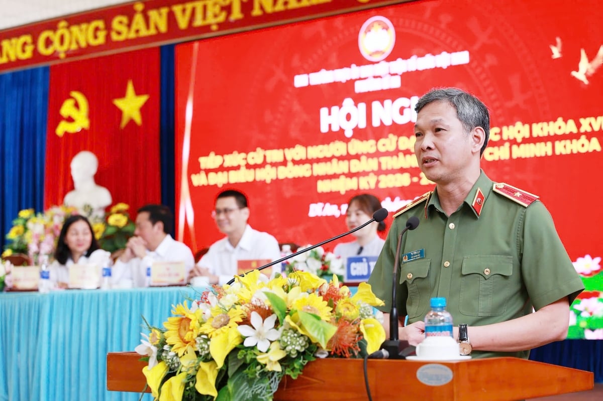 Thiếu tướng Tạ Văn Đẹp, Phó Giám đốc Công an TP.HCM tại buổi tiếp xúc cử tri phường Dĩ An. Ảnh: TTBC.