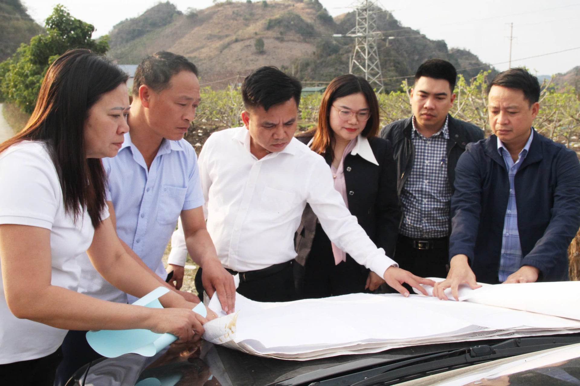 Sở Nông nghiệp và Môi trường Sơn La cùng các đơn vị liên quan kiểm tra hiện trạng sử dụng đất tại Công ty TNHH Nông nghiệp Tô Hiệu. Ảnh: Nguyễn Nga.
