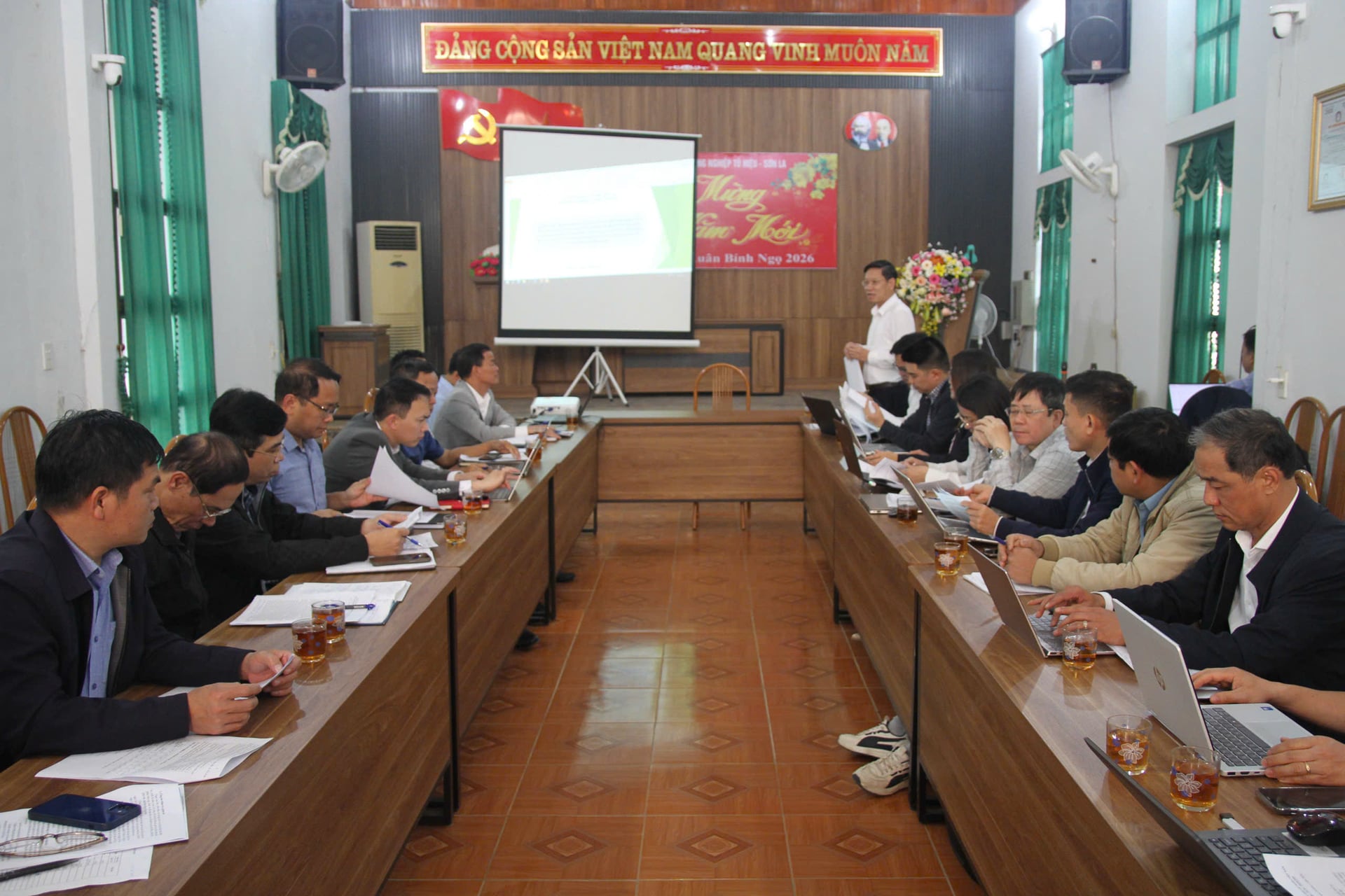 Sở Nông nghiệp và Môi trường Sơn La họp nắm bắt tiến độ triển khai dự án đo đạc, xác định ranh giới, cắm mốc đất tại 2 công ty nông nghiệp. Ảnh: Nguyễn Nga.