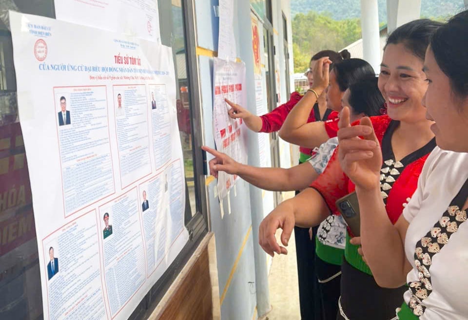 Hội viên Hội phụ nữ trên địa bàn tìm hiểu danh sách, tiểu sử tóm tắt của những người ứng cử đại biểu Hội đồng nhân dân các cấp nhiệm kỳ 2026-2031 được niêm yết công khai tại khu vực bỏ phiếu, chuẩn bị cho ngày hội bầu cử. Ảnh: Hoàng Châu.