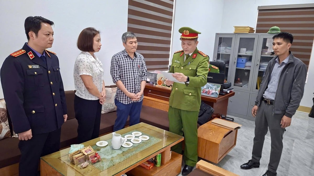 Các đối tượng nghe đọc lệnh khởi tố. Ảnh: Huệ Tống. 