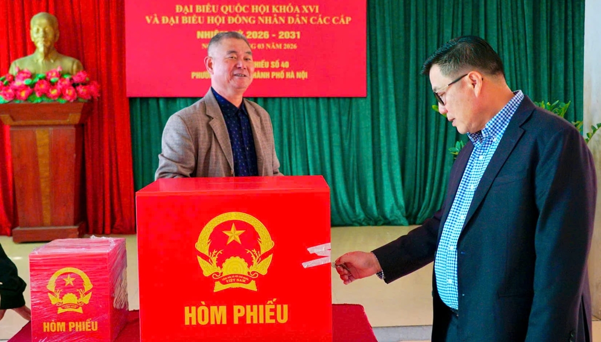 Ông Nguyễn Quang Hiếu, Thành ủy viên, Bí thư Đảng ủy, Chủ tịch HĐND phường Từ Liêm kiểm tra hòm phiếu. Ảnh: PV.
