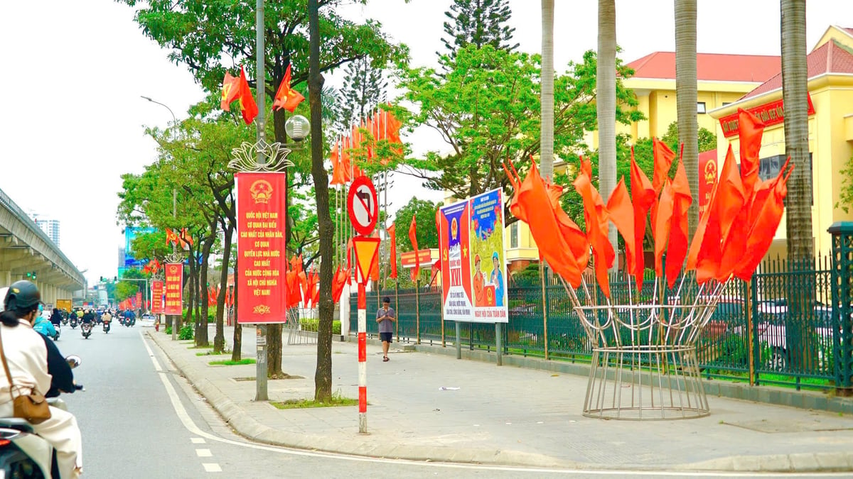 Ngập sắc đỏ trên địa bàn phường hướng tới ngày hội bầu cử. Ảnh: PV.