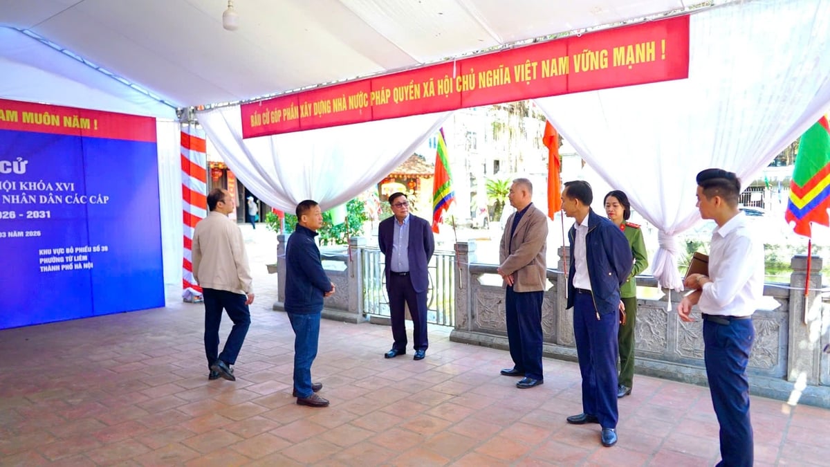 Lãnh đạo phường Từ Liêm kiểm tra công tác chuẩn bị bầu cử. Ảnh: PV.