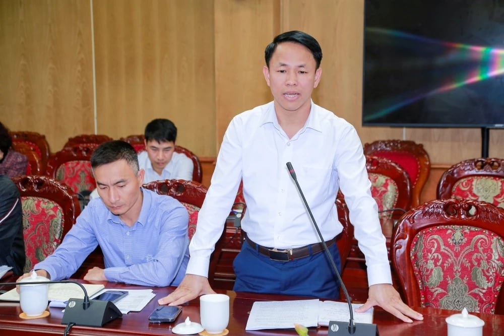 Đại diện lãnh đạo xã Thanh Phong báo cáo tại hội nghị. Ảnh: Hải Đăng.