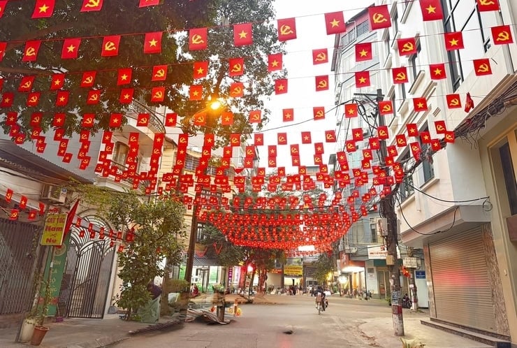 Cờ Tổ quốc, cờ Đảng rực rỡ trên các tuyến phố phường Tương Mai, tạo không khí trang trọng hướng tới ngày hội bầu cử. Ảnh: Lan Chi.