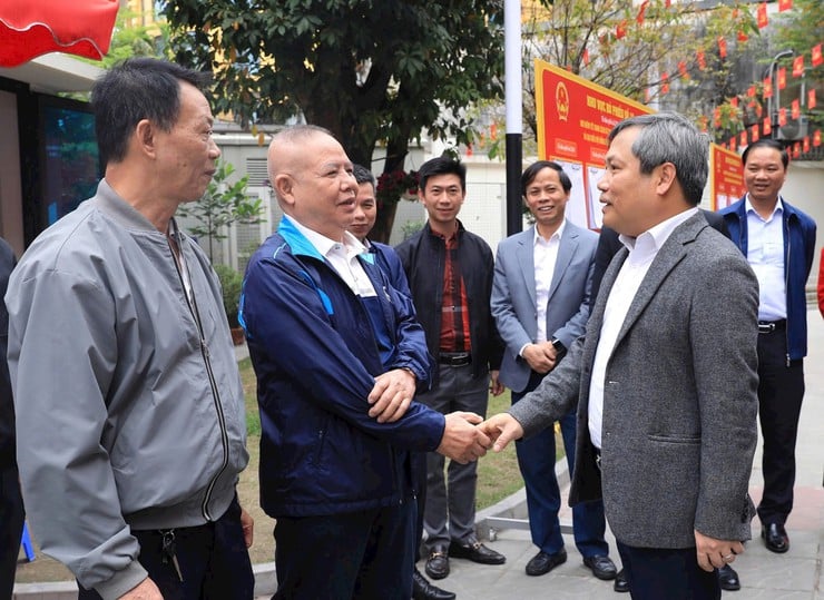 Ủy viên Trung ương Đảng, Phó Bí thư Thành ủy, Chủ tịch UBND TP Hà Nội Vũ Đại Thắng, Trưởng đoàn công tác số 2 của Ban Thường vụ Thành ủy Hà Nội ghi nhận phường Giảng Võ đã có sự đầu tư bài bản trong công tác tuyên truyền. Ảnh: Thành Tiến.