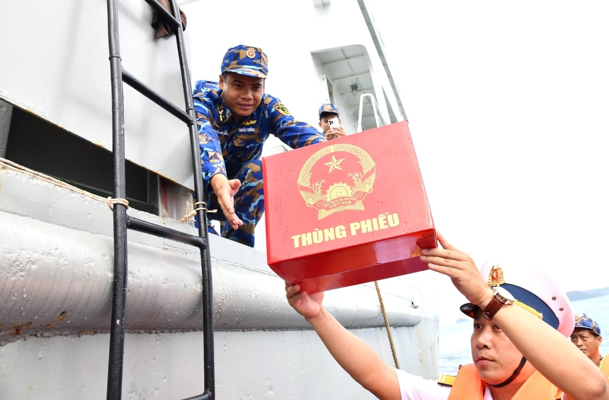 Tổ bầu cử lưu động mang theo thùng phiếu phụ ra biển để các quân nhân đang làm nhiệm vụ chốt trực trên tàu thực hiện thực hiện quyền và nghĩa vụ công dân của mình. Ảnh: CTV.