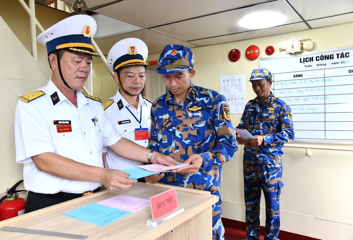 Cử tri là quân nhân đang làm nhiệm vụ nhận phiều bầu cử ngay trên tàu chốt trực và tiến hành bỏ phiếu bầu bằng thùng phiếu phụ được chuyển ra tận nơi. Ảnh: CTV.