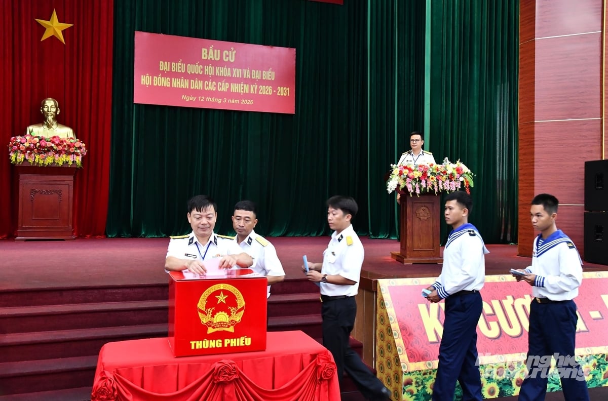 Cán bộ, chiến sĩ Lữ đoàn 127 và Bộ Tư lệnh Vùng 5 Hải quân tiến hành bỏ phiếu sớm tại khu vực bầu cử số 60 đặc khu Phú Quốc. Ảnh: CTV.