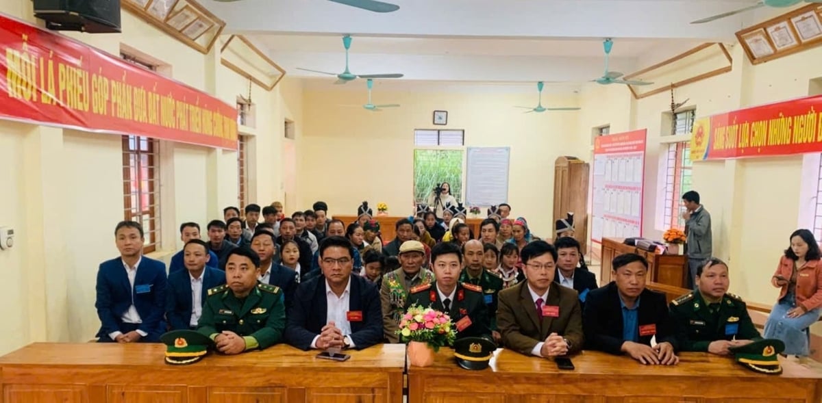 Cử tri xã biên giới Tam Thái chuẩn bị bầu cử sáng 13/3. Ảnh: Triều Vương.