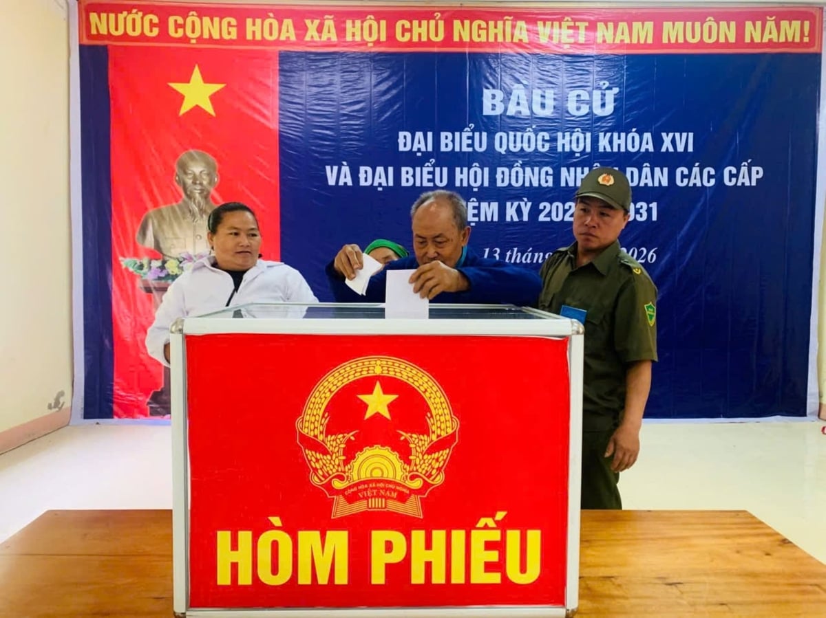 Cử tri xã biên giới Tam Thái bỏ phiếu sáng 13/3. Ảnh: Triều Vương.