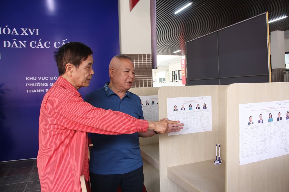 Một trong những nội dung được người dân quan tâm là việc bố trí khu vực bỏ phiếu và tổ chức lực lượng phục vụ bầu cử. Ảnh: Mai Đan.