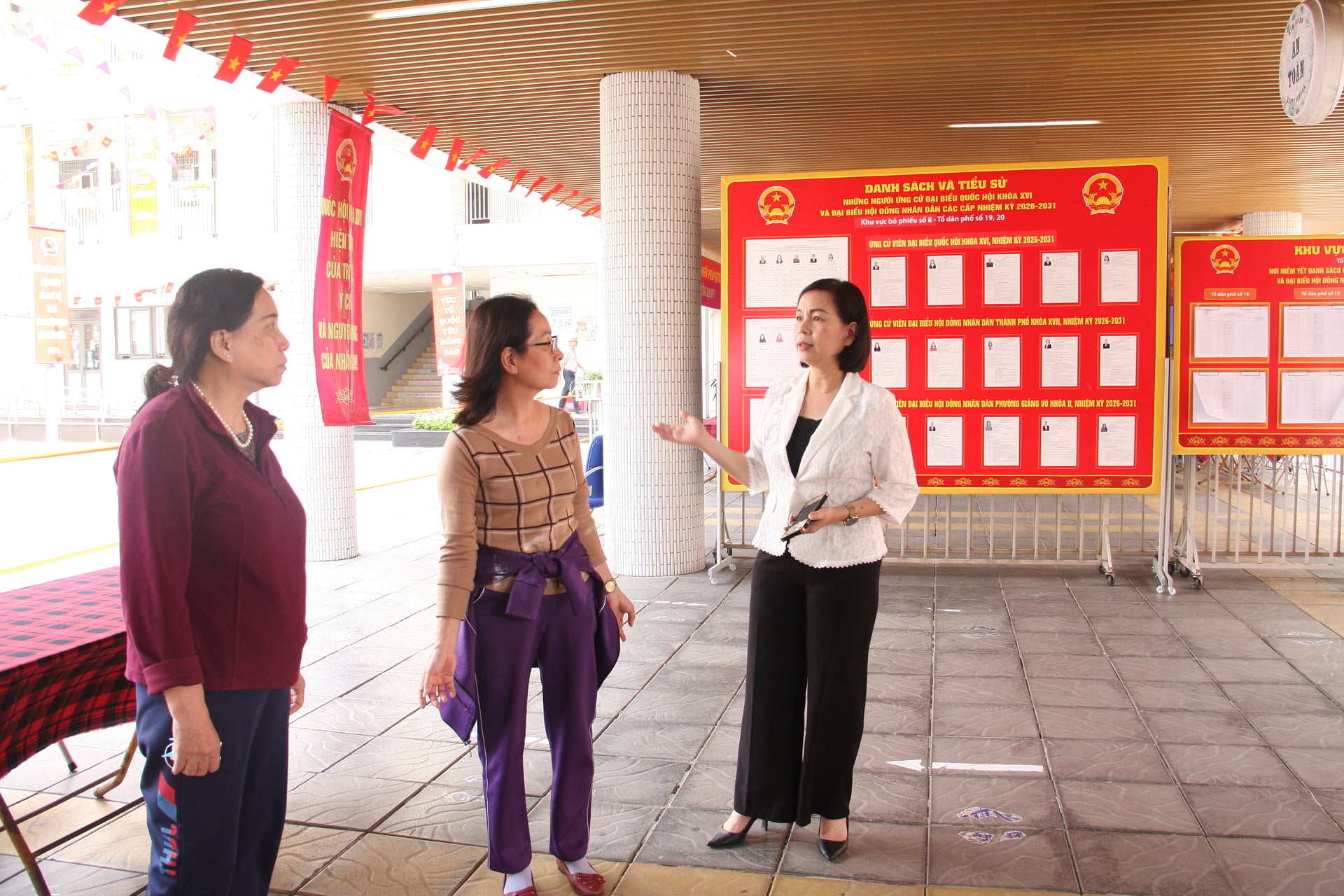 Đồng chí Nguyễn Quế Anh (áo trắng), Phó Bí thư Thường trực Đảng ủy, Phó Chủ tịch Ủy ban bầu cử phường Giảng Võ nắm bắt tình hình triển khai tại cơ sở, ghi nhận sự chủ động và nỗ lực của các tổ bầu cử. Ảnh: Mai Đan.