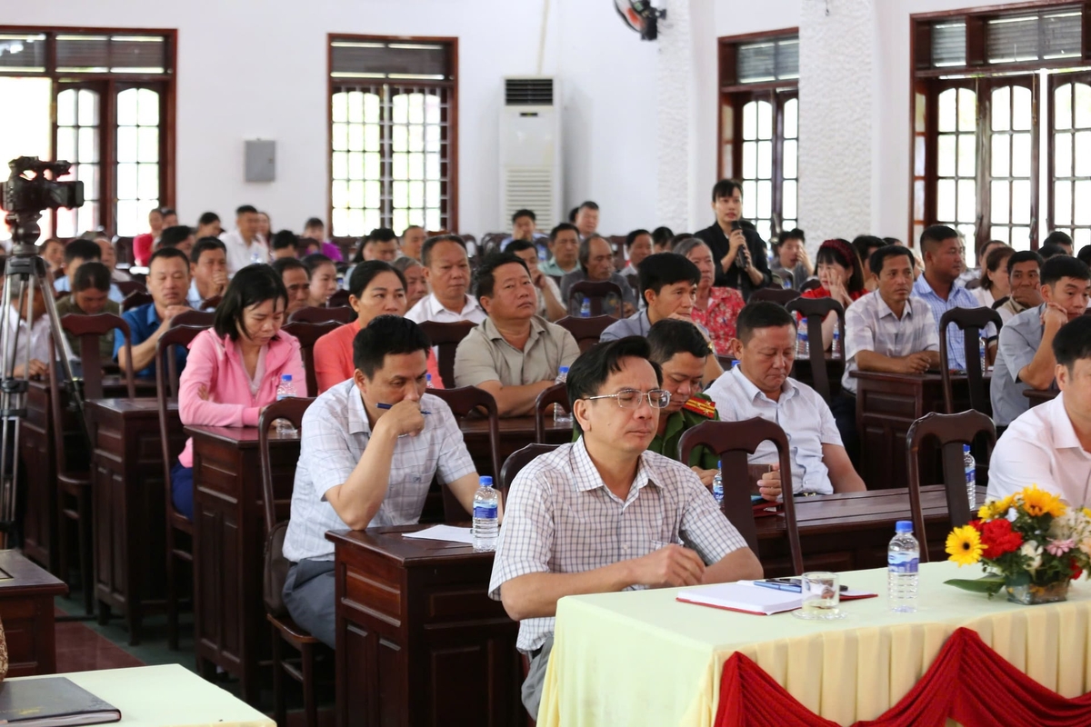 Tại hội nghị, cử tri nêu lên nhiều vấn đề còn tồn tại cần các đại biểu quan tâm. Ảnh: Tuấn Trần.