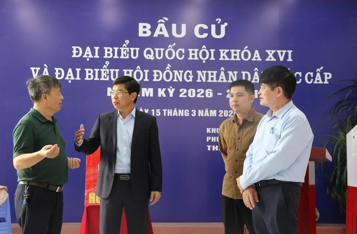 phuong-xuan-phuong-kiem-tra-cong-tac-bau-cu-tai-cac-khu-vuc-bo-phieu-112519_705