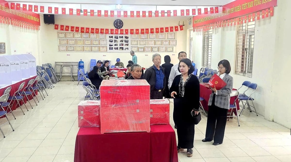 phuong-xuan-phuong-kiem-tra-cong-tac-bau-cu-tai-cac-khu-vuc-bo-phieu-112649_630