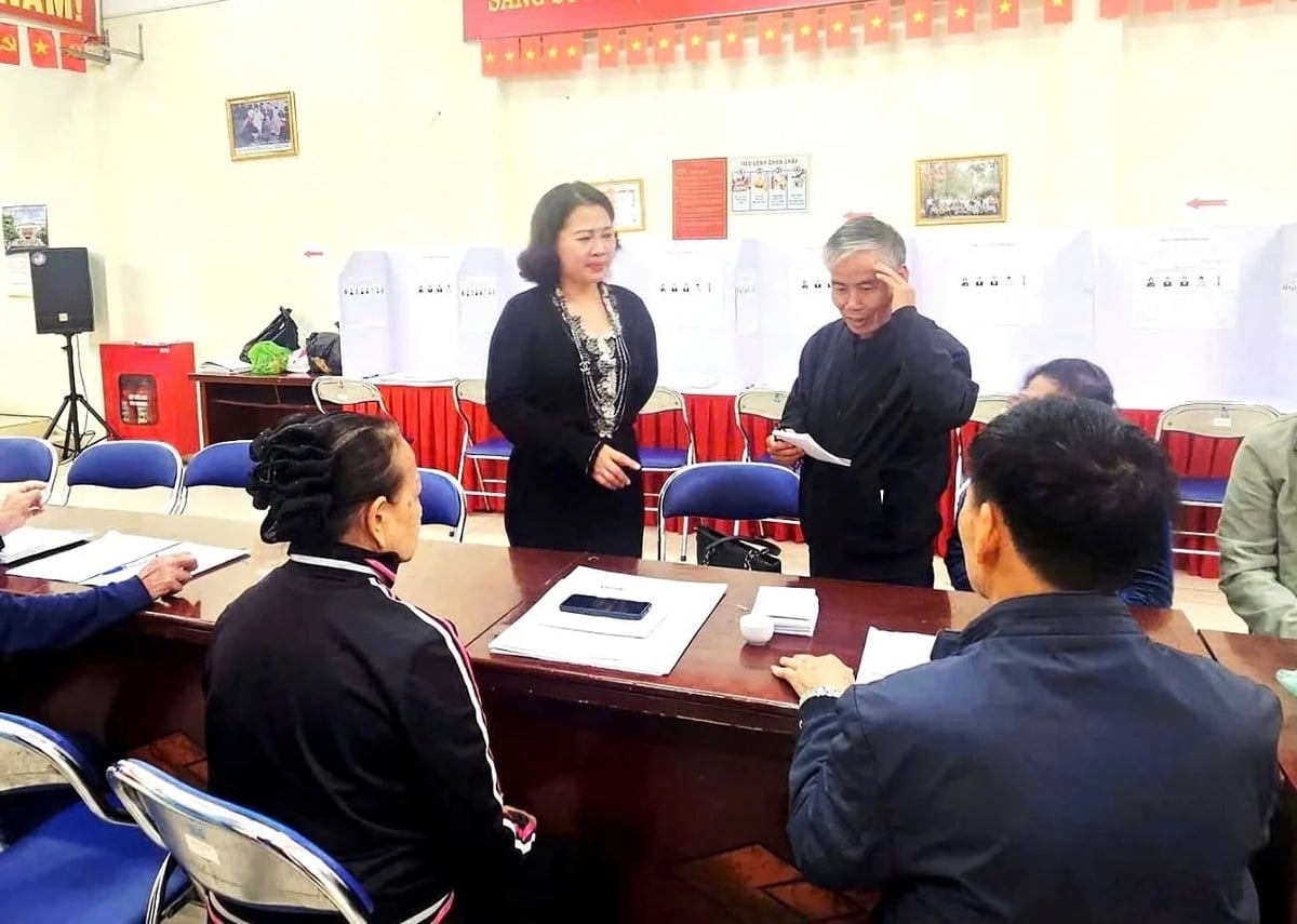 phuong-xuan-phuong-kiem-tra-cong-tac-bau-cu-tai-cac-khu-vuc-bo-phieu-112732_451