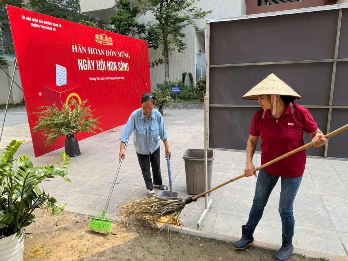Lực lượng vệ sinh quét dọn khu vực bỏ phiếu tại Trường THCS Giảng Võ, góp phần chuẩn bị cơ sở vật chất khang trang, sẵn sàng cho ngày hội bầu cử. Ảnh: Mai Đan.