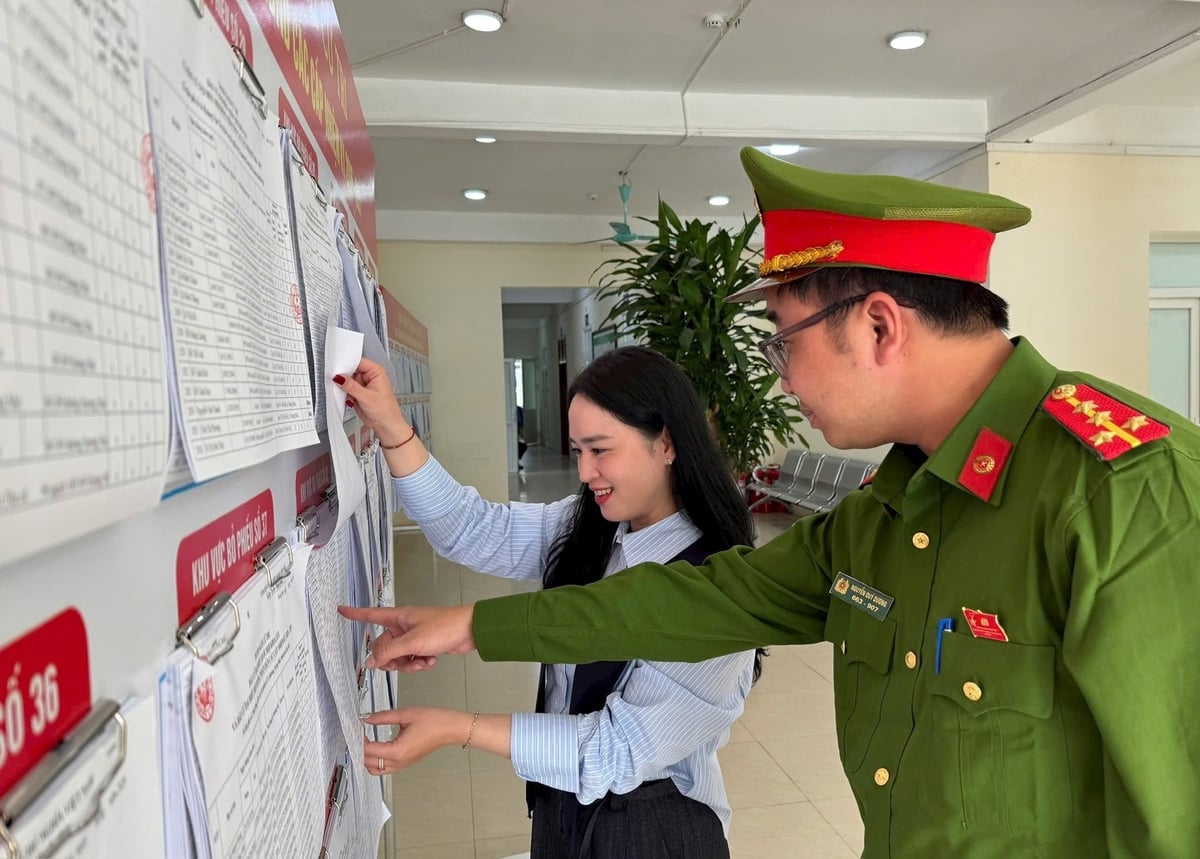 Người dân phấn khởi tra cứu thông tin và tìm tên mình trong danh sách cử tri được niêm yết công khai. Ảnh: Lan Chi.