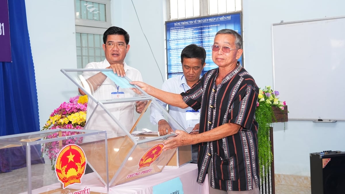 Ban bầu cử xã thực hiện quy trình tổ chức bầu cử theo đúng quy định. Ảnh: Trần Trung.