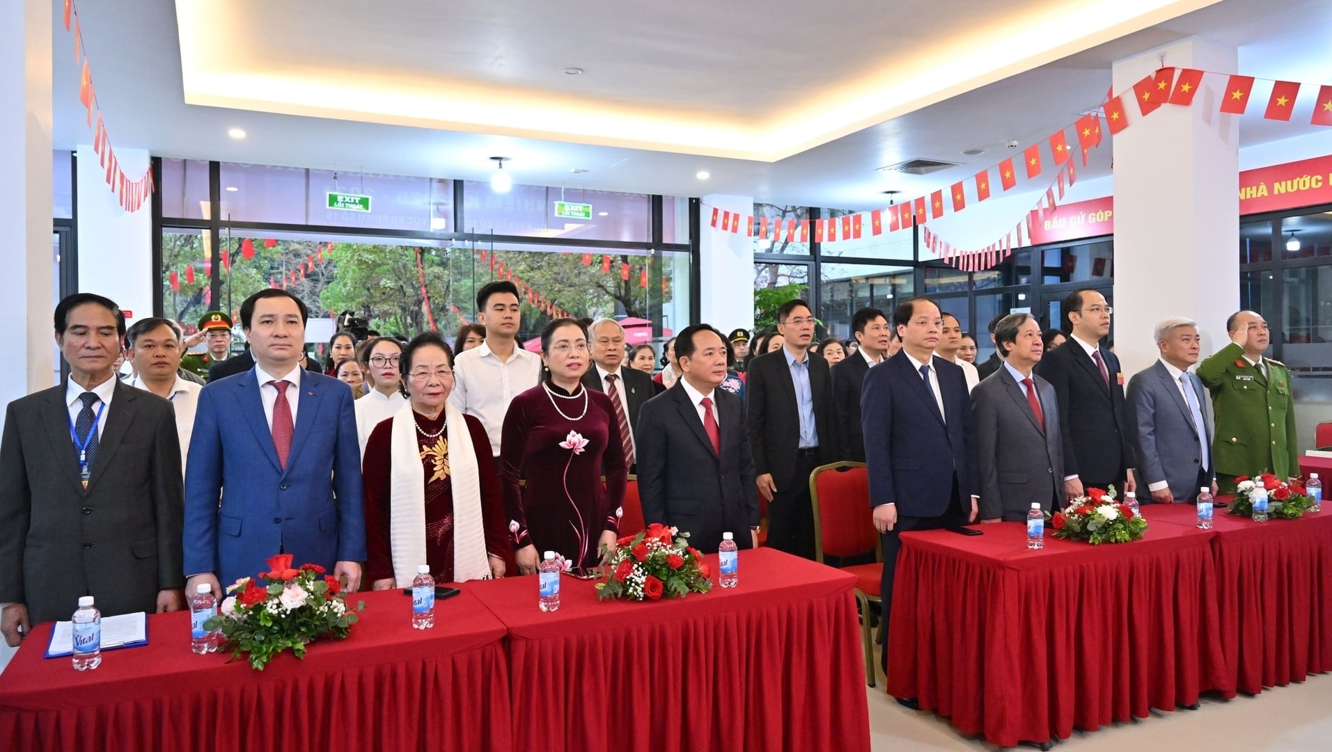 Ủy viên Bộ Chính trị, Bí thư Trung ương Đảng, Trưởng Ban Tuyên giáo và Dân vận Trung ương Trịnh Văn Quyết và các cử tri thực hiện nghi thức chào cờ tại Lễ khai mạc. Ảnh: Quang Khánh.