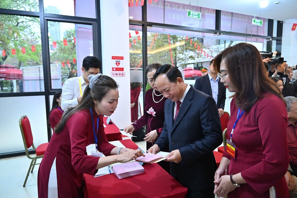 Ủy viên Bộ Chính trị, Bí thư Trung ương Đảng, Trưởng Ban Tuyên giáo và Dân vận Trung ương Trịnh Văn Quyết nhận phiếu bầu cử. Ảnh: Việt Anh.